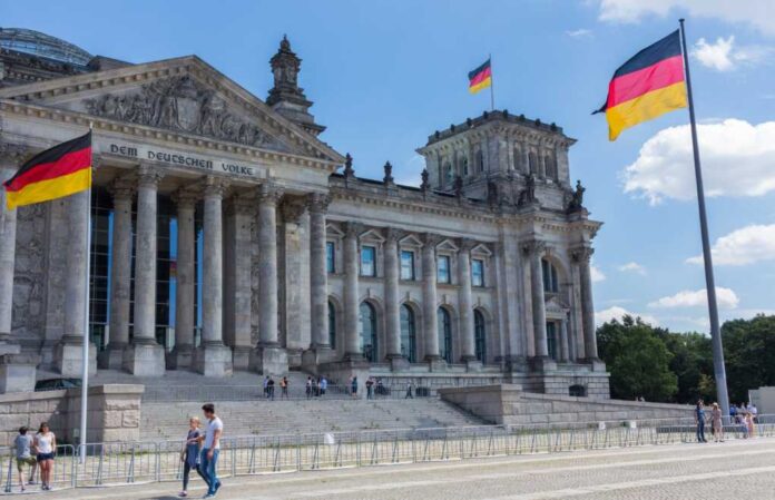 Berlin,Germany,-,Circa,August,,2016:,People,In,Front,Of