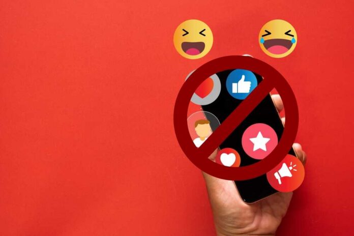 Concept,Of,No,Social,Media,Interaction,social,Media,Detox,social,Detoxification.,hand,Holding A hand holding a smartphone with social media icons and a prohibition sign
